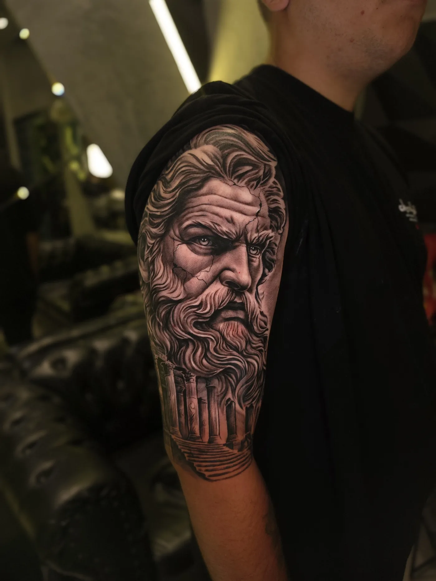 Tatuagem de Zeus em realismo preto e cinza feita no Junco Tattoo, em Itapema