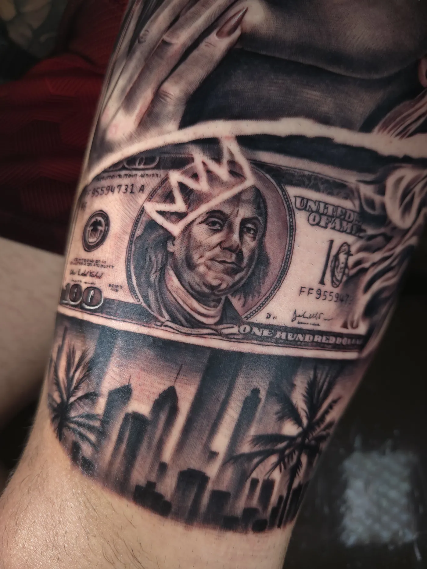 Tatuagem realista com relógio e detalhes no antebraço