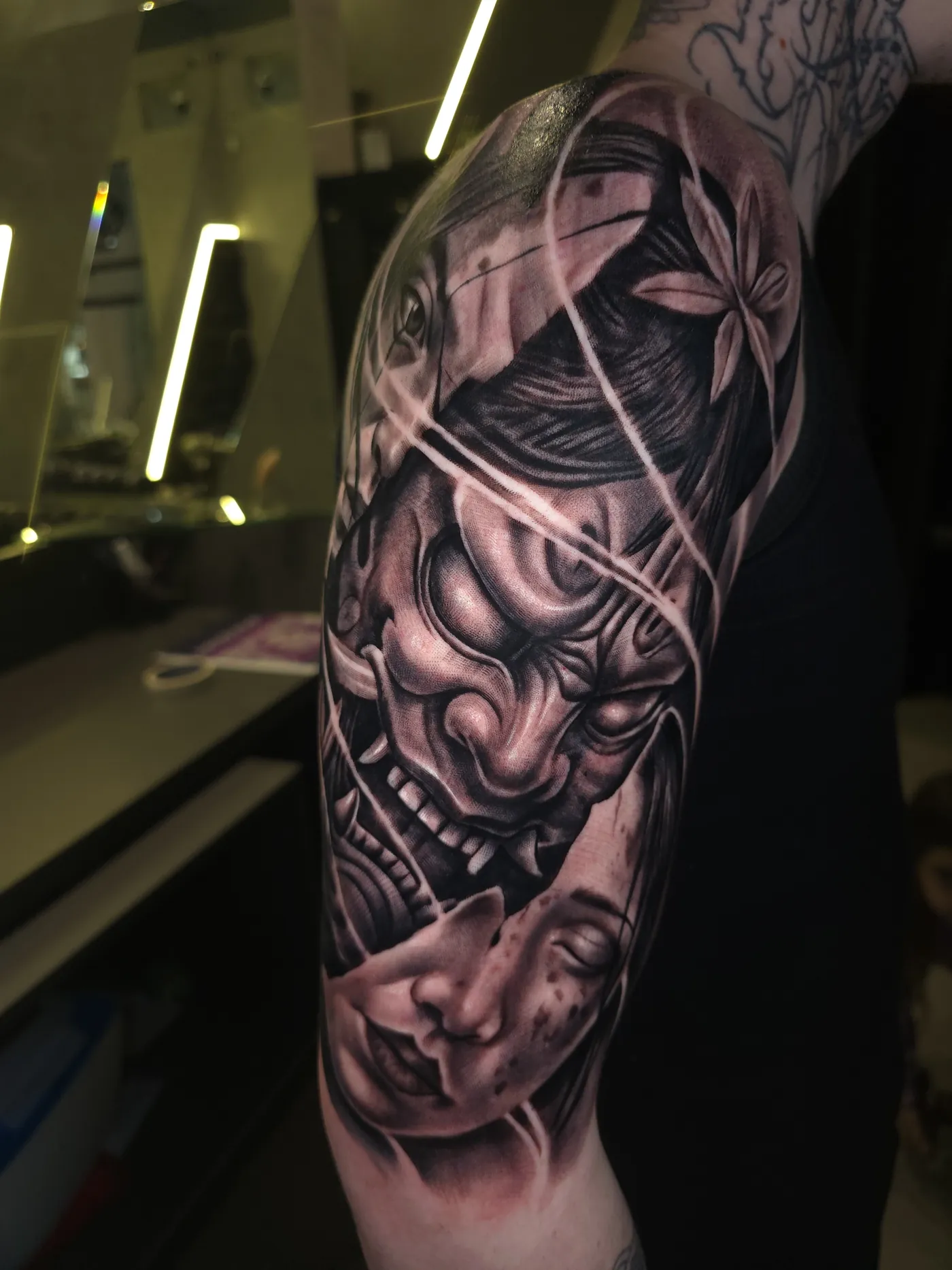 Tatuagem realista de rosto no braço