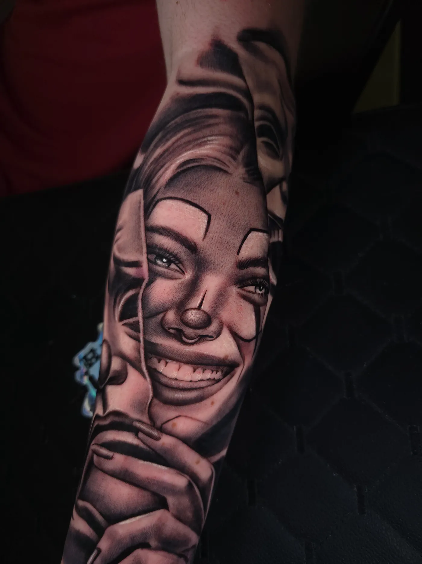 Retrato em realismo preto e cinza no braço