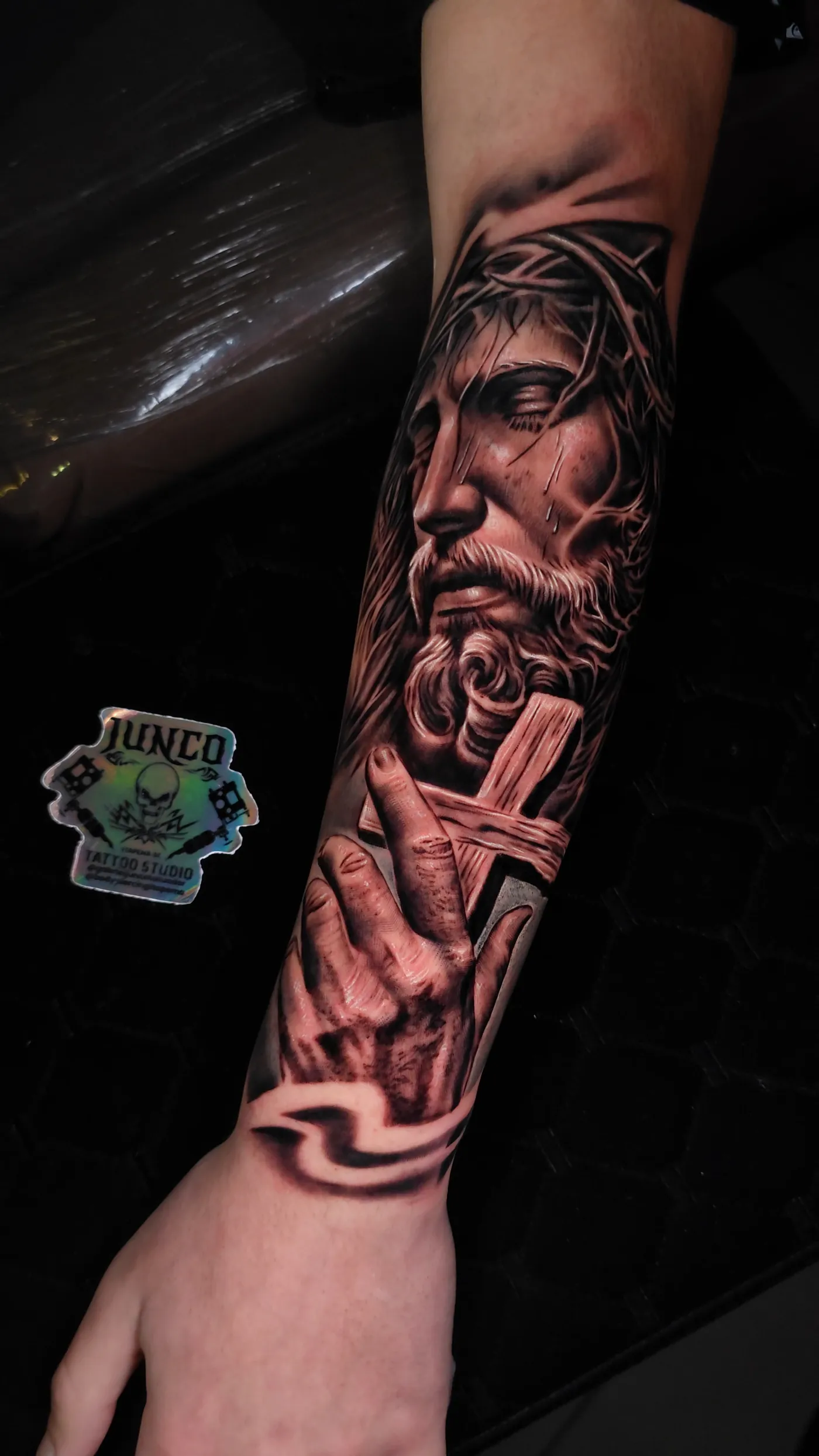 Tatuagem de guerreiro em realismo no antebraço